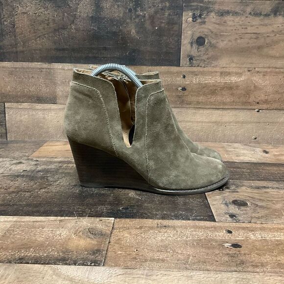 Lucky Brand Women’s Size 9 Yabba Stacked Wedge Olive Green Ankle Bootie - Picture 1 of 7